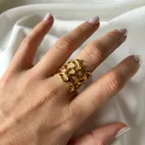 Anillo dorado con diseño calado irregular.