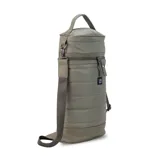 Matera verde militar con detalles en cuero color suela, con correa de galón regulable y manija superior. Cuenta con bolsillo interior con cierre y compartimiento apto para termos de 1000 ml de capacidad.
