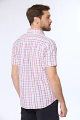 Camisa de manga corta con cuello abotonado y estampado a cuadros en tonos rojo, azul y blanco.