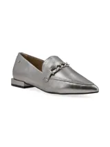 Zapato tipo mocasín plateado de cuero, con punta fina y detalle de cadena metálica plateada en el empeine.