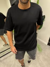 Remera negra de corte amplio con textura tipo waffle.