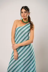 Vestido corto con estampado geométrico en tonos celeste, azul y verde. Diseño de un solo hombro.