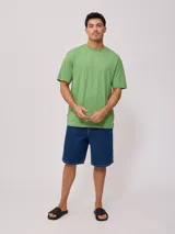 Bermuda de jean azul oscuro con logo Rusty bordado en blanco en la pierna izquierda.