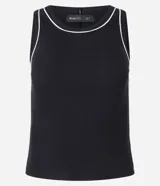 Musculosa negra de algodón con cuello redondo y frisos contrastantes en blanco en el cuello y las sisas.