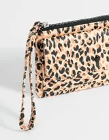 Billetera tipo sobre color negro de cuerina con cierre superior y bolsillo frontal con broche y botón.