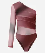 Body de tule con estampa abstracta en tonos rosados y negros, con un hombro descubierto, manga larga y drapeados laterales.