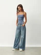 Pantalón de jean azul de corte ancho.
