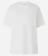 Remera blanca oversized de mangas cortas, confeccionada en algodón peruano, con cuello redondo y sin estampa.