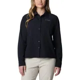 Camisa negra de manga larga para mujer, marca Columbia, modelo Summit Valley Woven. Confeccionada con tejido transpirable Omni-Wick™ y protección solar Omni-Shade™ Broad Spectrum UPF 50. Cuenta con ventilación en la espalda, mangas enrollables con lengüetas, bolsillos en el pecho con cierre de velcro, parche para limpiar gafas de sol, bucle para gafas de sol y presilla interior para colgar.