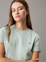 Remera corta color celeste claro de algodón, con cuello redondo, mangas cortas y logo bordado de Calvin Klein en el pecho.