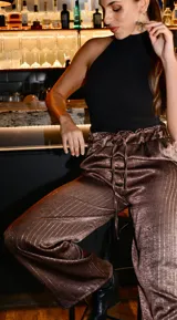 Pantalón palazzo color marrón con lurex y cintura elastizada.