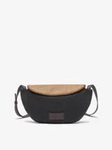 Riñonera de rafia color negro con solapa de cierre color beige.
