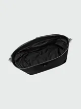 Bolso tipo hobo de cuero color negro, con asa de hombro ajustable y cierre superior con broche metálico.