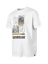 Remera blanca de manga corta con cuello redondo y estampado frontal con el logo de Caterpillar y el texto "Since 1904 We Built This".