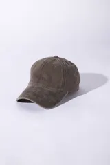 Gorra de gabardina color marrón con efecto lavado, visera curva y bordado VCP al costado.