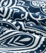 Vestido midi de algodón color azul marino con estampado paisley en blanco, escote cuadrado y breteles fruncidos.