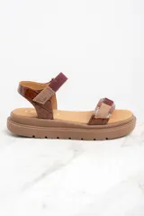 Sandalias de cuero marrón con tiras combinadas en cuero liso y con textura tipo cocodrilo.