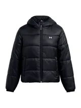 Campera puffer negra Under Armour con capucha y logo en el pecho. Diseño acolchado y cierre frontal con cremallera.