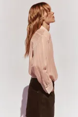 Camisa color salmón con rayas verticales, de cuello solapa y manga larga.