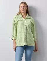 Campera de tejido soft estampado a rayas azules y blancas, marca Ruby Rd. Tiene abertura central con botones metálicos y bolsillos delanteros.