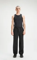 Pantalón negro multifuncional impermeable con elástico en la cintura y los puños, calce regular y bolsillos frontales.