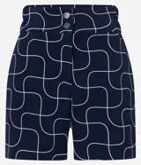 Short de vestir azul marino con estampado geométrico de líneas blancas, tiro alto, bolsillos laterales y cierre frontal con doble botón.