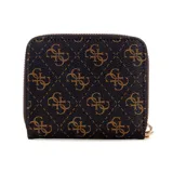 Billetera Guess de formato cuadrado con cierre perimetral. Presenta un estampado monograma con el logo de la marca en tonos marrón oscuro y marrón claro. El logo frontal es metálico en tono dorado.
