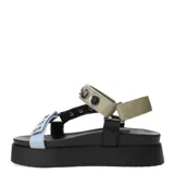 Sandalias negras de plataforma con tiras de cuero sintético y apliques metálicos circulares.