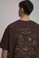 Remera marrón de corte holgado con estampado pequeño en el pecho.