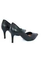 Zapato de tacón stiletto de cuero negro, con punta fina y tacón de aguja de 8 cm.