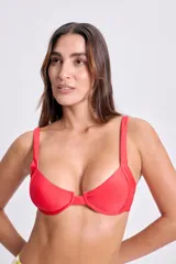 Top de bikini rojo con estructura y breteles anchos.