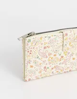Billetera de cuerina con estampado de flores y diseño de cachemira. Tiene formato de fichero con sistema de apertura con broche a presión y cierre superior.