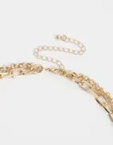 Collar corto dorado multicadena con dije de llave y carta de tarot con la palabra Love.
