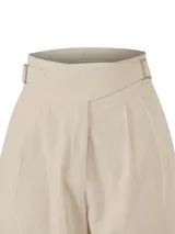 Pantalón de lino y viscosa color beige, de corte recto, con tiro alto, bolsillos laterales y ajuste en la cintura con hebillas.