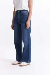 Pantalón de jean azul oscuro, de tiro alto y corte wide leg.