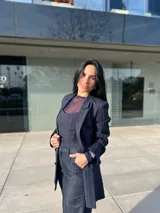Blazer azul con rayas verticales, doble botonadura y solapas de muesca.