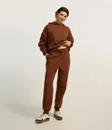 Pantalón de jogging marrón con cintura elástica, cordón de ajuste y forro de polar.