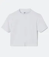 Remera corta negra de algodón con cuello alto y mangas cortas.