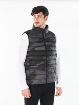 Chaleco Calvin Klein negro con estampado de camuflaje en tonos grises. Tiene cierre de cremallera, cuello alto y diseño acolchado.
