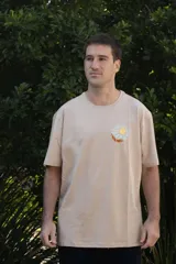 Remera gris con efecto gastado, de manga corta y corte holgado. Estampa en el pecho con un sol, una ola y la frase 'Life is Better'.