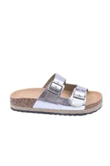 Sandalias negras con dos tiras anchas con hebillas ajustables, plantilla de corcho y suela plana con ribete de yute.
