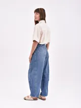 Pantalón de jean celeste de corte ancho con refuerzos en las rodillas.