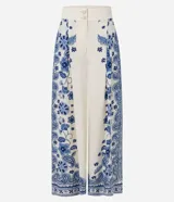 Pantalón wide leg de viscosa con estampado de arabescos en el lateral, cintura alta con elástico en la espalda y cierre con botones.