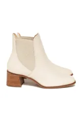 Botines Chelsea color crema de cuero con elástico lateral en tono beige y taco de madera.