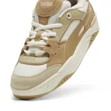Championes Puma 180 color caramelo con detalles en blanco y beige.