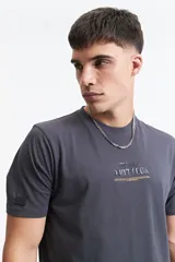 Remera blanca de manga corta con cuello redondo y estampado en la espalda de una escultura clásica con texto en verde.