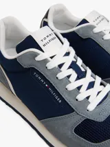 Zapatillas Tommy Hilfiger de hombre, con capellada de gamuza y tela color azul marino y gris.