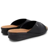 Zueco sandalia Usaflex de cuero negro con capellada elastizada y tecnología Care Juanetes.
