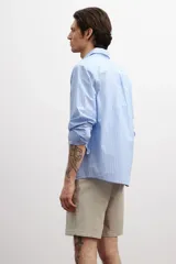 Bermuda color beige de sarga de algodón suave, corte estándar, con cierre y botón, bolsillos al bies y bolsillos insertados atrás con botón.