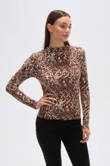 Remera de manga larga con cuello alto y estampado animal print en tonos marrones.